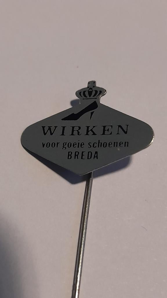 Vintage Wirken Breda Speldje, Ophalen of Verzenden, Gebruikt, Merk, Speldje of Pin