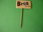 Speldje van BROS (blauwe O) Bensdorp, Verzenden, Zo goed als nieuw, Merk, Speldje of Pin