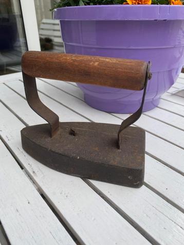 Een antiek strijkijzer, klein formaat, ca., 2kg. beschikbaar voor biedingen