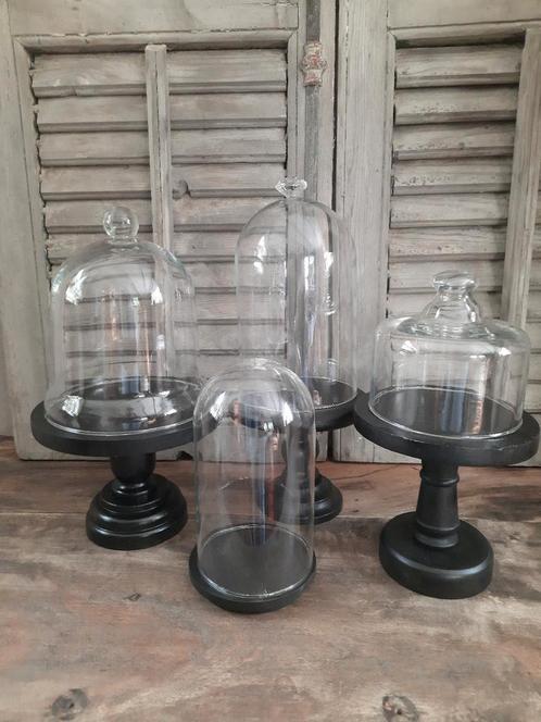 Vier glazen stolpen op houten voet stolp cloche stoer sober, Huis en Inrichting, Woonaccessoires | Stolpen, Gebruikt, Ophalen
