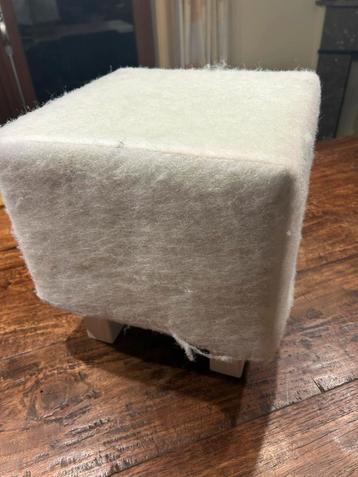 Klein ongestoffeerd krukje - 30x30x32 cm beschikbaar voor biedingen