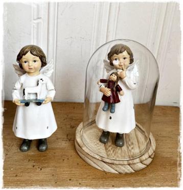 Schattig engeltje met popje in haar handjes (14 cm.) beschikbaar voor biedingen