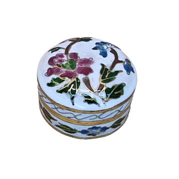 Witte vintage cloisonné pillendoosje beschikbaar voor biedingen