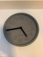 Zuiver wandklok grijs, Huis en Inrichting, Woonaccessoires | Klokken, Ophalen of Verzenden, Zo goed als nieuw, Analoog, Wandklok