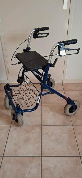 Inklapbare degelijke rollator beschikbaar voor biedingen