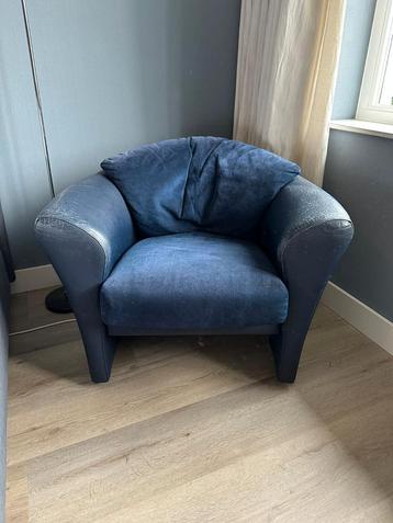 Comfortabele blauwe stoel beschikbaar voor biedingen