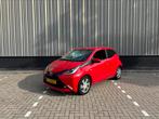 Toyota Aygo  X- Play  5 DRS 2016 Rood | VANDALISME SCHADE!, Auto's, Voorwielaandrijving, 4 stoelen, Origineel Nederlands, Bedrijf