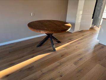 Ronde Teakhouten eettafel (140 cm, Zo Goed Als Nieuw) beschikbaar voor biedingen