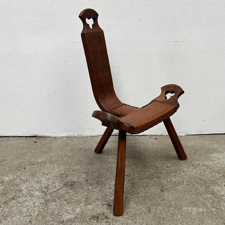 Vintage Spaans driepoot krukje hout-leer brutalisme, Huis en Inrichting, Krukjes, Gebruikt, Hout, Ophalen