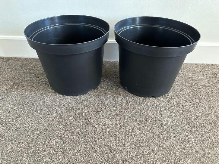GLOEDNIEUW !! TWEE Zwarte Bloempotten., Tuin en Terras, Bloempotten, Nieuw, Kunststof, Binnen, Balkon, Tuin, Minder dan 40 cm