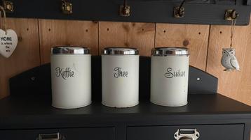 Set oude brocante emaille voorraad bussen. beschikbaar voor biedingen