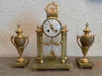Antieke Franse Empire SchouwPendule met Vazen beschikbaar voor biedingen