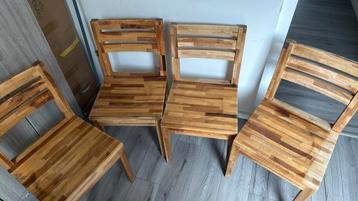 4 houten eetkamerstoelen beschikbaar voor biedingen