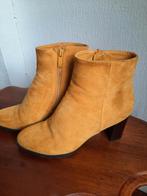 Okergele suède laarsjes 39, Geel, Lage of Enkellaarzen, Ophalen of Verzenden, Zo goed als nieuw