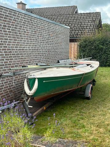 Volksboot 600 met extra zeilspullen beschikbaar voor biedingen