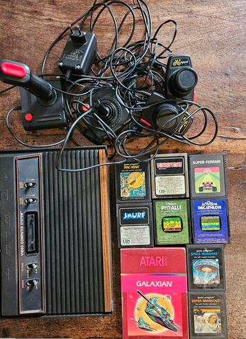 Complete Atari spelcomputer + 8 spellen + veel controllers beschikbaar voor biedingen