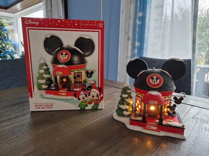 Mickey Mouse Ear Hat Shop Kersthuisje (Department 56), Verzamelen, Disney, Zo goed als nieuw, Beeldje of Figuurtje, Mickey Mouse