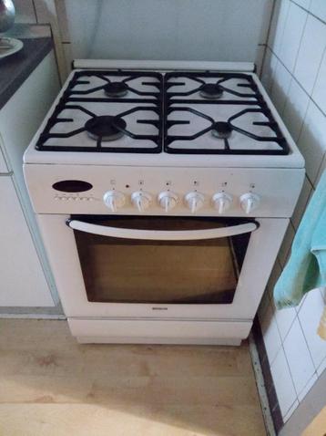 Gasfornuis goedwerkend met vonkontsteking maar oven defect beschikbaar voor biedingen