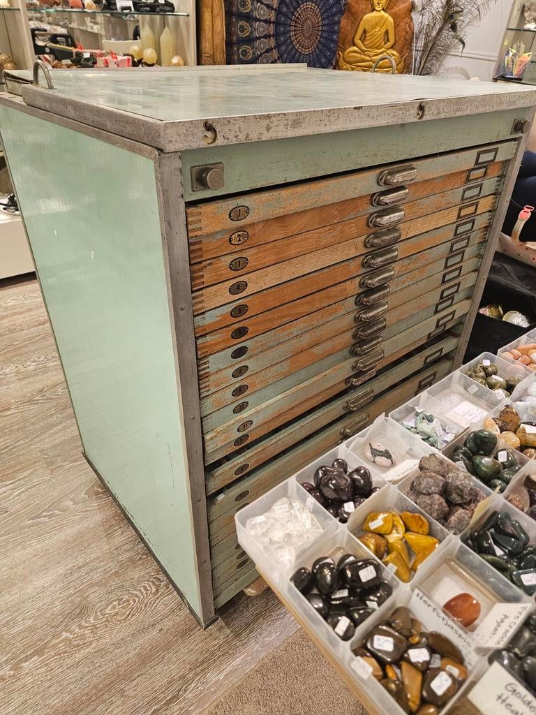 Letterkast / Ladenkast op wieltjes, Antiek en Kunst, Ophalen of Verzenden