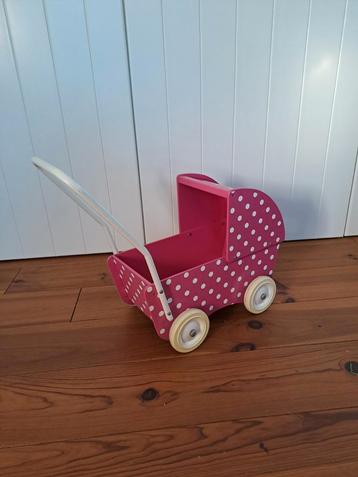 Poppenwagen van hout beschikbaar voor biedingen