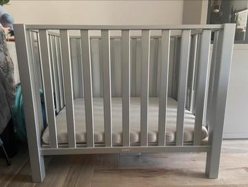 Baby box met matras zilver kleurig van Bopita beschikbaar voor biedingen