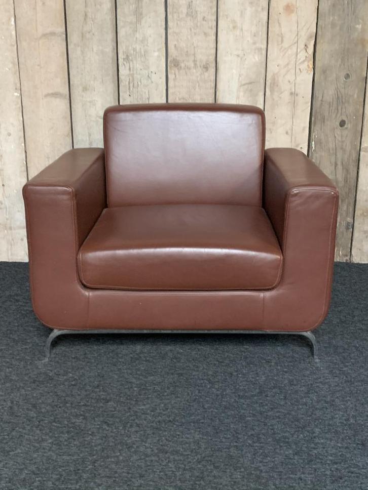Bruin fauteuil leer design, Huis en Inrichting, Fauteuils, Gebruikt, Leer, Metaal, 75 tot 100 cm, Minder dan 75 cm, Ophalen of Verzenden