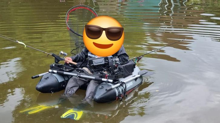Savage gear bellyboat incl float plus moter en meer, Watersport en Boten, Hengelsport | Roofvissen, Zo goed als nieuw, Complete set