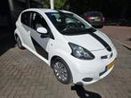 Toyota Aygo 1.0-12V Xcite White | 2E EIGENAAR | 12MND GARANT, Voorwielaandrijving, Gebruikt, 4 stoelen, Leder en Stof