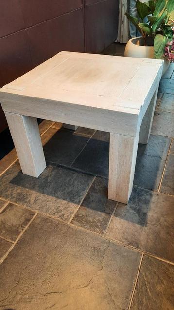 Mooie white wash eiken bijzettafeltje beschikbaar voor biedingen