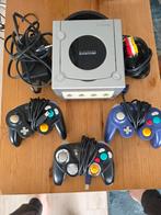 GameCube zilver Incl. 3 Controllers + AC Adapter / RGB Kabel, Spelcomputers en Games, Spelcomputers | Nintendo GameCube, Ophalen of Verzenden