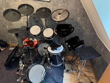 X drum kit met veel extras beschikbaar voor biedingen