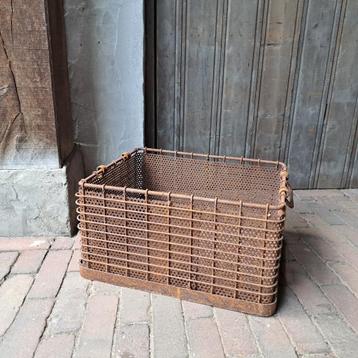 Stoere brocante ijzeren bak kist 2 handgrepen roest *Etage3* beschikbaar voor biedingen