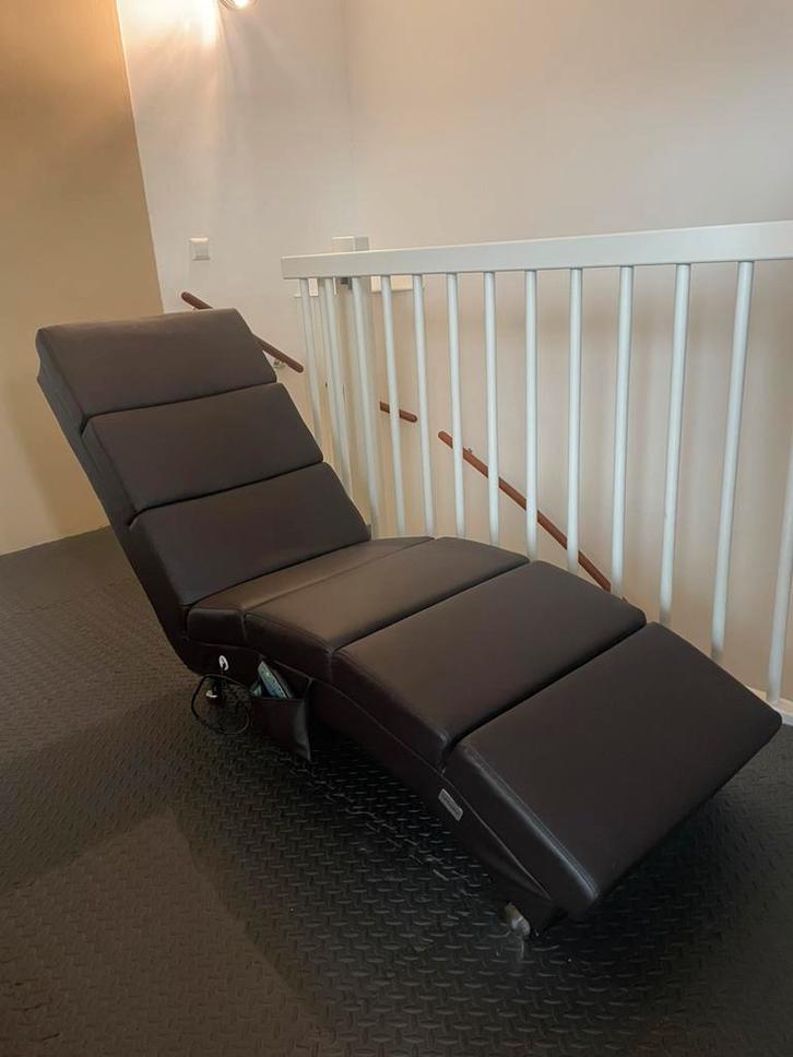 Relaxstoel met warmte- en massagefunctie, Huis en Inrichting, Stoelen, Zo goed als nieuw, Eén, Bruin, Ophalen