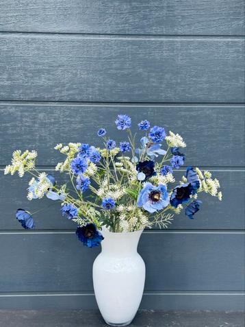 Nieuw zijden boeket “Pretty Blue” beschikbaar voor biedingen