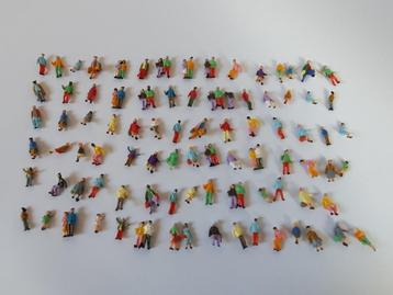 100 staande figuren en 50 zittende poppetjes N-spoor beschikbaar voor biedingen