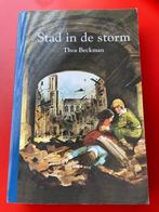 Thea Beckman - Stad in de Storm, Boeken, Kinderboeken | Jeugd | 13 jaar en ouder, Fictie, Ophalen of Verzenden, Zo goed als nieuw