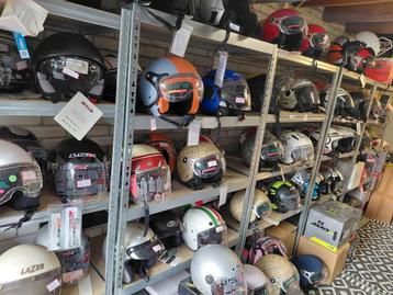 Nieuwe helm.  Gemiddelde prijs 40 euro  beschikbaar voor biedingen