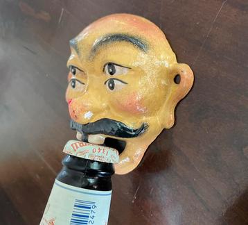 Muur flesopener, man met 4 ogen. beschikbaar voor biedingen