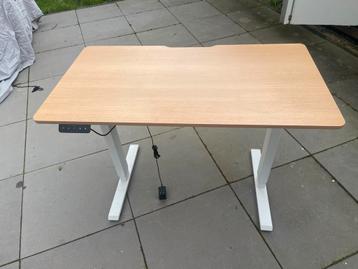 Verstelbaar bureau 60x110cm beschikbaar voor biedingen