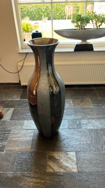 Zilver-mat kleurige hoge vaas beschikbaar voor biedingen