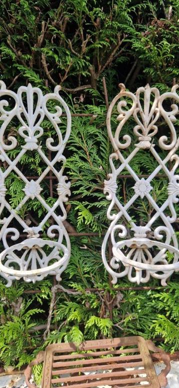 2 sierlijke gietijzeren plantenhangers (brocante) beschikbaar voor biedingen