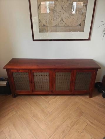 Antieke houten kast met geperforeerde deuren beschikbaar voor biedingen