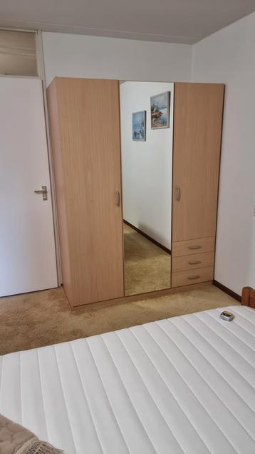 Mooie Kledingkast met Spiegeldeur beschikbaar voor biedingen