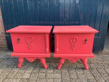 Twee brocante kusrode/roze nachtkastjes beschikbaar voor biedingen