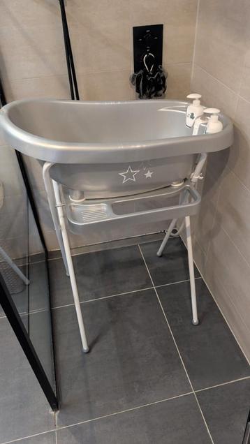 BebeJou babybadje met standaard + newborn inzet beschikbaar voor biedingen