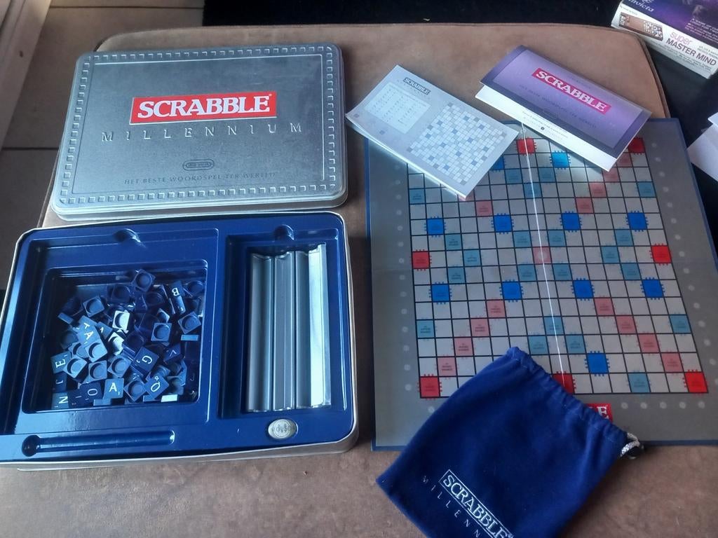 Scrabble millennium, Hobby en Vrije tijd, Gezelschapsspellen | Bordspellen, Ophalen of Verzenden