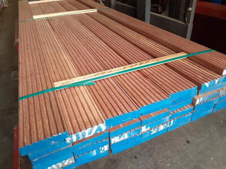 Partij 18.50m2 Azobe vlonderplanken 32x135x3000mm. 44 stuks, Tuin en Terras, Palen, Balken en Planken, Zo goed als nieuw, Planken