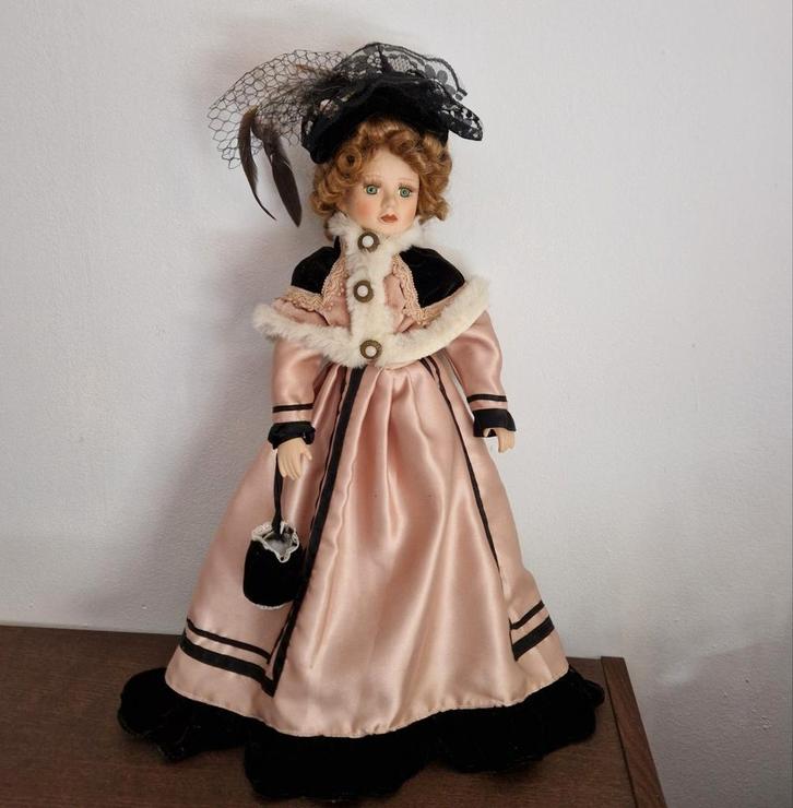 Sierpop in een Victoriaans geïnspireerde outfit, Verzamelen, Poppen, Gebruikt, Kleertjes, Ophalen of Verzenden