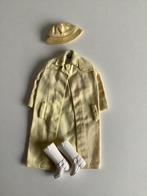 Vintage sixties gele barbie trenchcoat met laarsjes en hoed, Ophalen of Verzenden, Gebruikt, Kleertjes