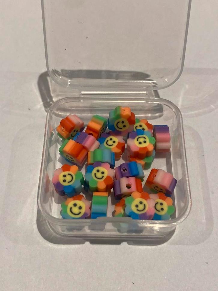 23 regenboog smiley bloemen polymeer kralen, Hobby en Vrije tijd, Kralen en Sieraden maken, Nieuw, Kraal, Ophalen of Verzenden